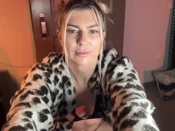 girl Asian Webcams with chloecumz4u