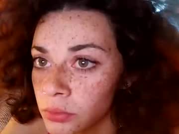 couple Asian Webcams with quinnslilslut_lai